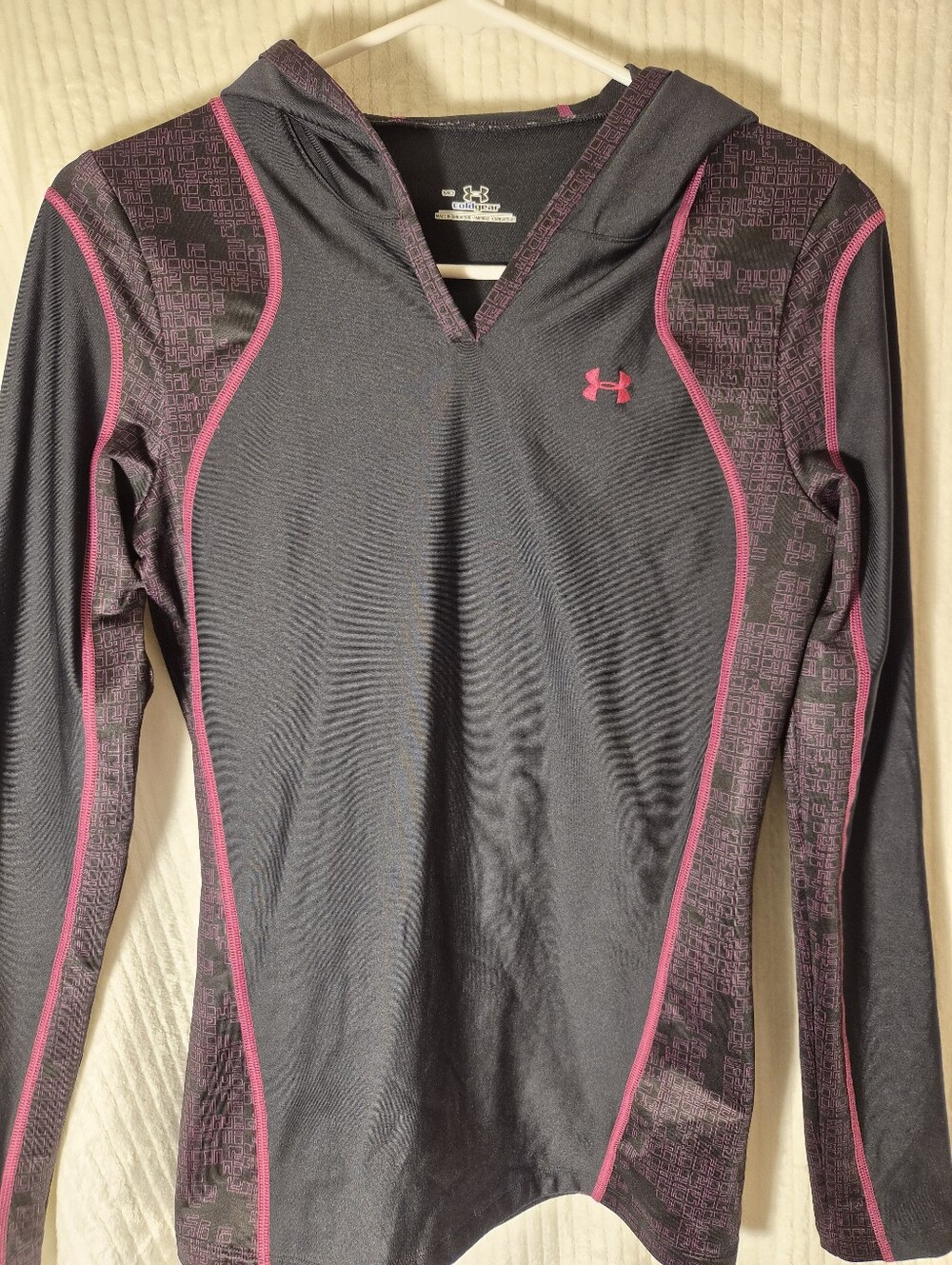 Under Armour ColdGear Hoodie Women Medium M Black Pink Geometric Pullover Top UA